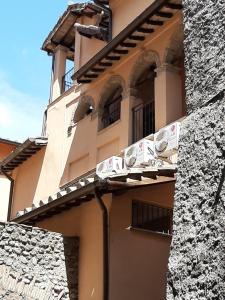 a building with some plates on a balcony at IL TEATRO ALLOGGI in Terni
