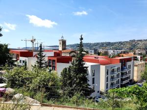 - une vue sur une ville avec un bâtiment dans l'établissement COTE VILLAGE, à Nice