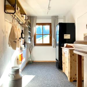 シュラートミンクにあるVom Reiterのキッチン(黒い冷蔵庫付)、窓が備わります。