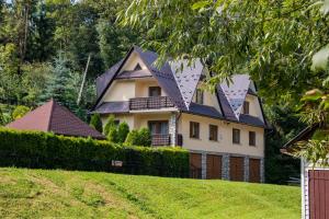 a house with solar panels on top of it at Tatrzański 22 - Komfortowy dom w górach in Leśnica