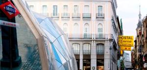 un reflejo de un edificio en la ventana en Hostal Guerra, en Madrid