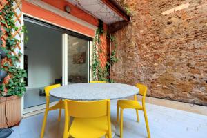 un tavolo e sedie su un patio con muro di mattoni di terrazza del pontefice a Roma