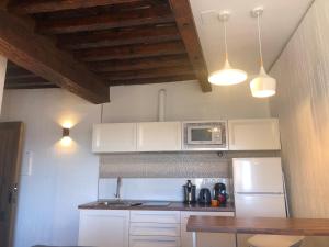 A kitchen or kitchenette at Alojamiento Turístico Alfonso y Catalina