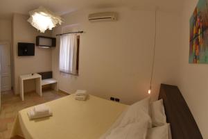 タオルミーナにあるTaormina al Bacio apartmentのベッド、テーブル、椅子が備わる客室です。