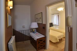 een slaapkamer met een bed en een tafel met een lamp bij Taormina al Bacio apartment in Taormina