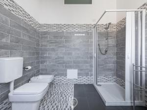 La salle de bains est pourvue d'une douche et de toilettes. dans l'établissement Villanova Rooms, à Cagliari