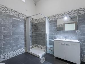 La salle de bains est pourvue d'une douche et d'un lavabo. dans l'établissement Villanova Rooms, à Cagliari