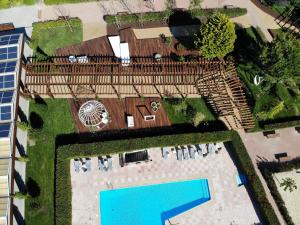 an overhead view of a swimming pool in a yard at Hotel Verdeal in Moimenta da Beira