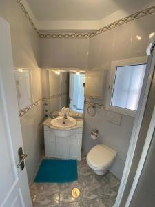 un bagno con lavandino e WC di Cristianmar ad Arona