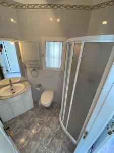 un bagno con doccia, WC e lavandino di Cristianmar ad Arona Altre 11 foto
