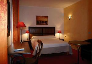 Un pat sau paturi într-o cameră la Le Ponant