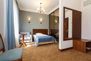1 dormitorio con cama y baño con espejo. en Severnaya Hotel, en Petrozavodsk