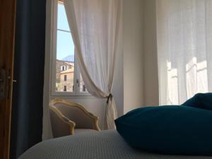 a bedroom with a bed and a window at Casa Mariana in Ghisoni