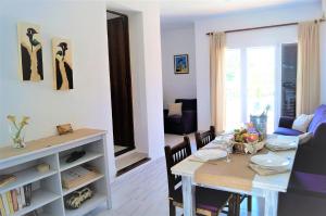 ein Wohnzimmer mit einem Tisch und einem Esszimmer in der Unterkunft Bungalow Playa d'Or, 2 in Cala d´Or