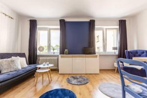 salon z kanapą i telewizorem w obiekcie Apartament - Nowoczesny i Stylowy w Bydgoszczy