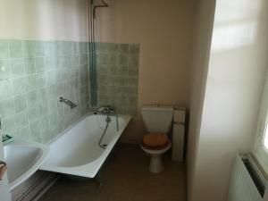 A bathroom at Le petit manoir de Palau