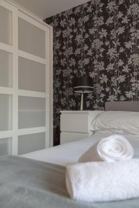 a bedroom with a bed and a black and white wallpaper at Mayflower Coach House by RentMyHouse in Hereford