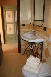 a bathroom with a sink and a toilet with towels at L'Allegra Brigata in Finale Ligure