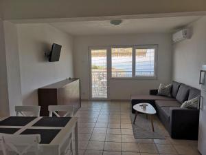 TV a/nebo společenská místnost v ubytování Apartments Galeb