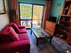 sala de estar con sofá y mesa en Centeanes Beach apartment, en Carvoeiro