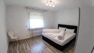 Un pat sau paturi într-o cameră la Private and cozy Apartment in Refrath near Cologne