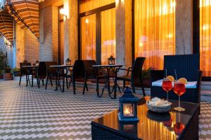 un restaurant avec des tables et des chaises sur une terrasse dans l'établissement Hotel Rivamare, sur le Lido de Venise