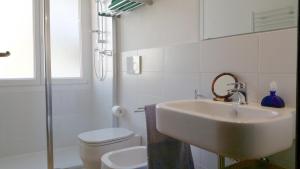 ein weißes Badezimmer mit Waschbecken und Toilette in der Unterkunft Casa Stefania Igea Marina Vista Mare in Bellaria-Igea Marina + 45 Fotos
