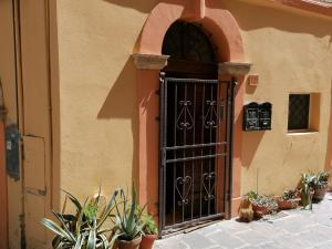 una entrada a un edificio con una puerta y macetas en A Casa di Mamma Rita, en Chieti