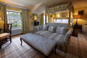 sala de estar con sofá y cama en Devonshire Arms at Pilsley - Chatsworth en Baslow