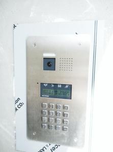 eine Mikrowelle mit einem nebenstehenden Taschenrechner in der Unterkunft Apartamenty Garbary Loft in Posen