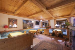 restauracja ze stołami i krzesłami w pokoju w obiekcie Hotel Rascard w mieście Valtournenche