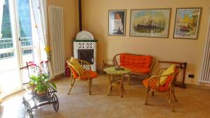 een woonkamer met een bank en een tafel en stoelen bij L'Allegra Brigata in Finale Ligure