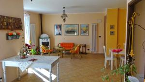 a living room with a table and chairs at L'Allegra Brigata in Finale Ligure