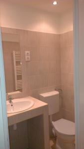 y baño con aseo blanco y lavamanos. en Apartman 4 you, en Budapest