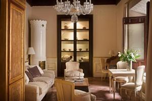 sala de estar con sofá y mesa en Hotel Casa 1800 Granada, en Granada
