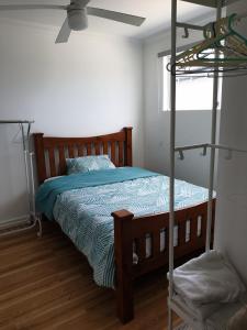 sypialnia z łóżkiem piętrowym i wentylatorem sufitowym w obiekcie DIANELLA Budget Rooms Happy Place to Stay & House Share For Long Term Tenants w mieście Perth