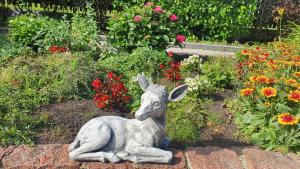 una estatua de un canguro sentado en un jardín en Villa Leonardo, en Ventspils