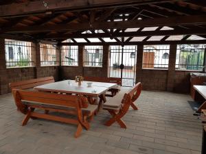 un patio con tavolo, panche e finestre di Sklep u Čejků a Mutěnice