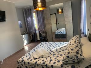 um quarto com uma cama e um espelho em B & B Villa Fiorella em Termoli