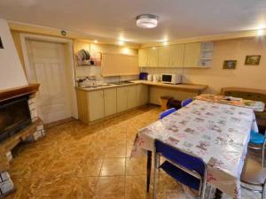 une cuisine avec une table et une cuisine avec une table et des chaises dans l'établissement D.W MAGURKA, à Rycerka Górna