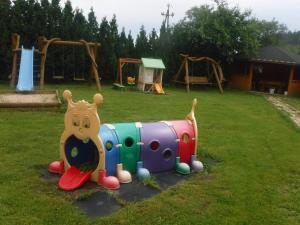 un train de jouets sur l'herbe dans un parc dans l'établissement D.W MAGURKA, à Rycerka Górna 7 autres photos