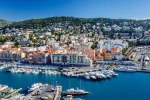 uma vista aérea de um porto com barcos na água em Maxim - Easy Home Booking em Nice