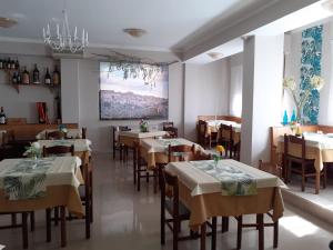 Un restaurant sau alt loc unde se poate mânca la Hotel Tirrenia