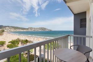 a balcony with a table and a view of the beach at Hotel Maritim in Roses