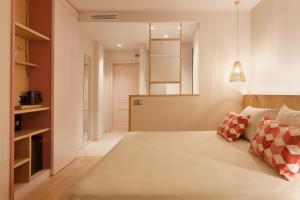 a bedroom with a large bed and a kitchen at Hotel Maritim in Roses