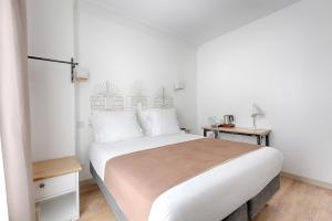 Voodi või voodid majutusasutuse Hôtel Korner Etoile toas