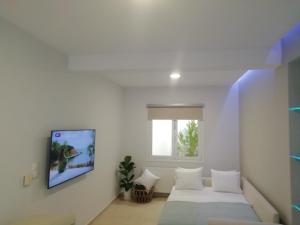 A television and/or entertainment centre at Baulus Sun Terrace