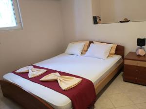 ein Schlafzimmer mit einem Bett mit zwei Handtüchern darauf in der Unterkunft Panorama View Apartment 3 in Áyioi Apóstoloi