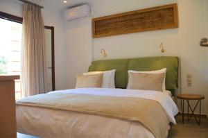 Postel nebo postele na pokoji v ubytování Pagiatakis Suites
