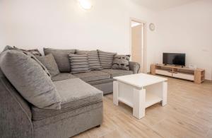 salon z kanapą i stołem w obiekcie Apartmani Dragica w Rovinj